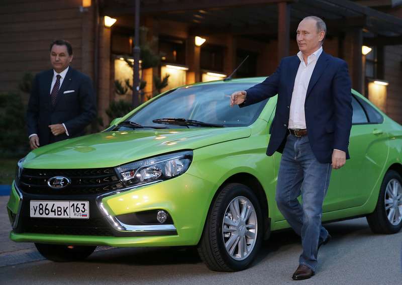 Володимир Путін оглядає Lada Vesta dqxikeidqxiqqeant