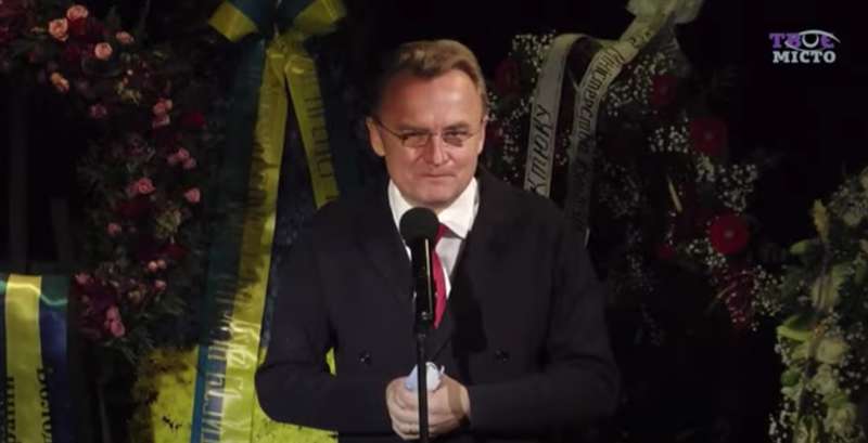 Мэр Львова Садовый на прощании с Виктюком