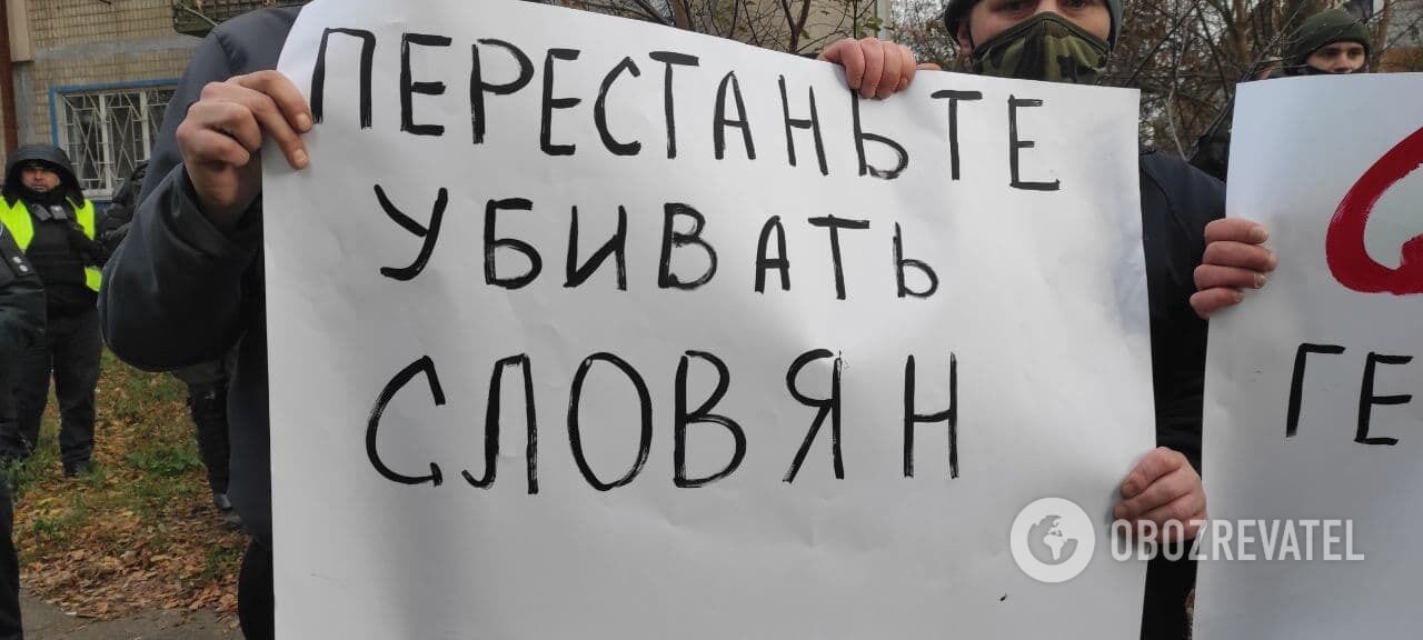 Демонстранты держали плакаты в руках. dqxikeidqxiqqeant