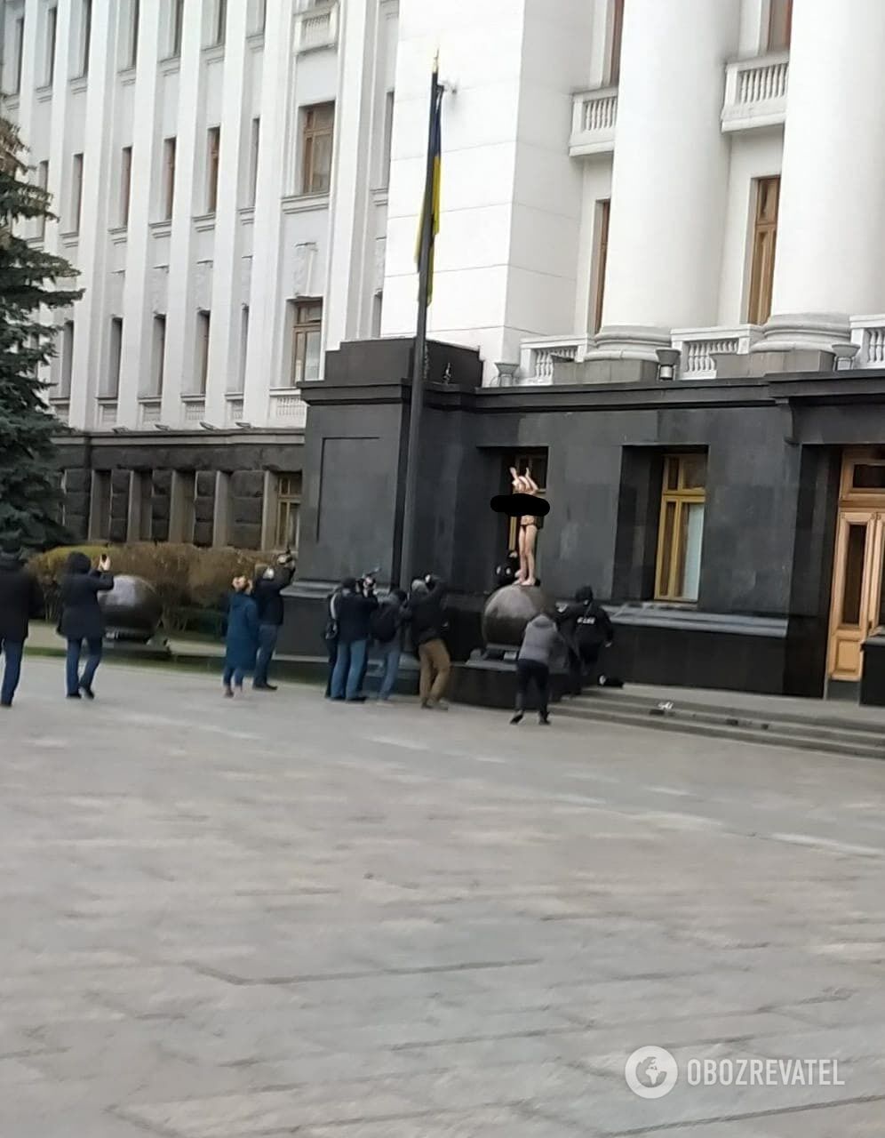 Активистка залезла на шар dqxikeidqxitkant