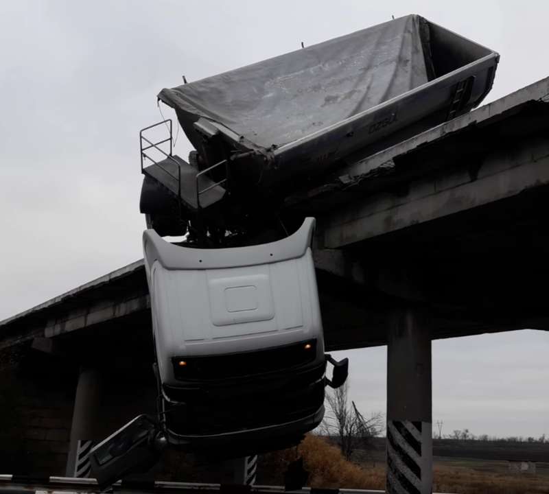 Фура чудом зависла