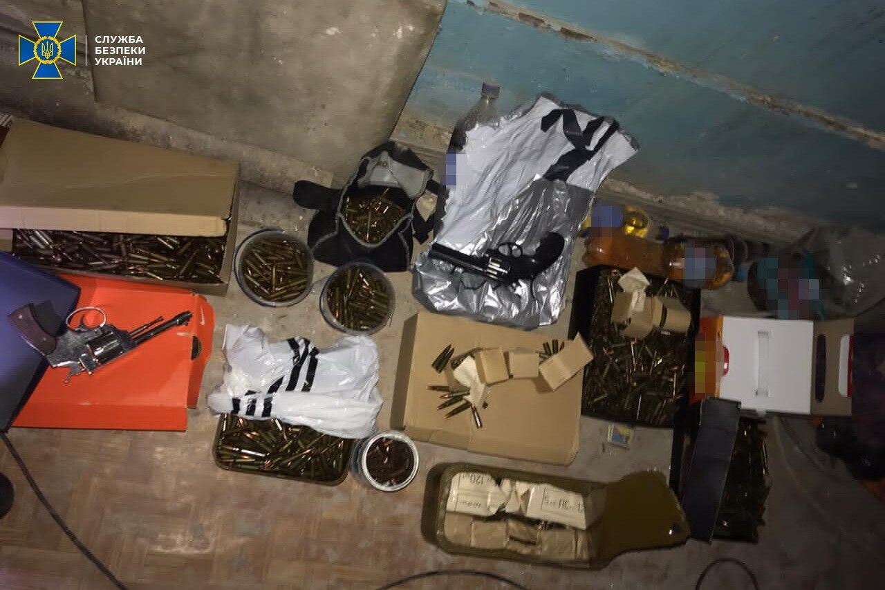 Тайник организовали в подвале