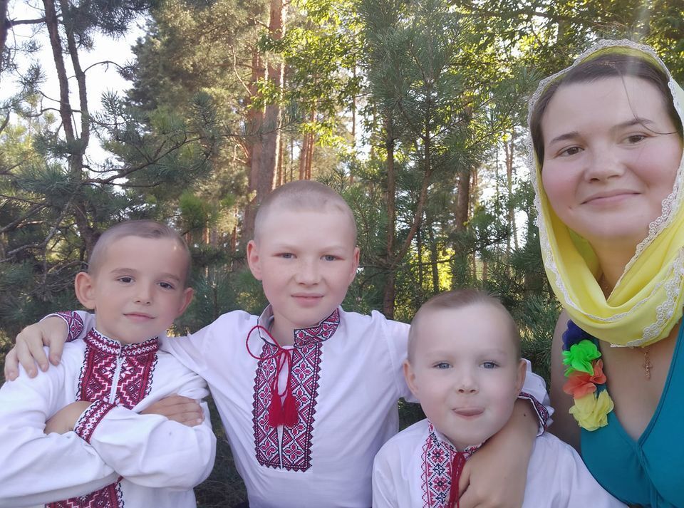 Мария с сыновьями. Погибла она и средний сын