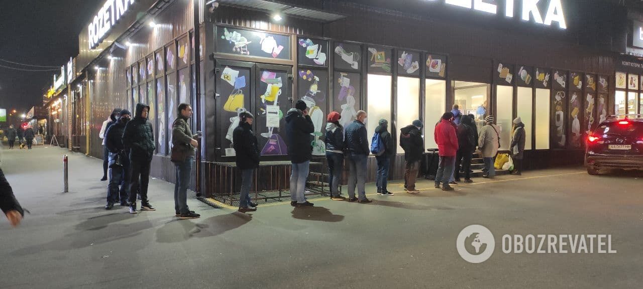 В очереди в магазин люди часто не соблюдали дистанцию dqxikeidqxiqqeant