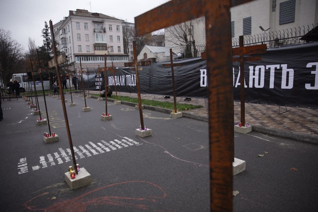 Под зданием установили 33 креста dqxikeidqxiqqeant