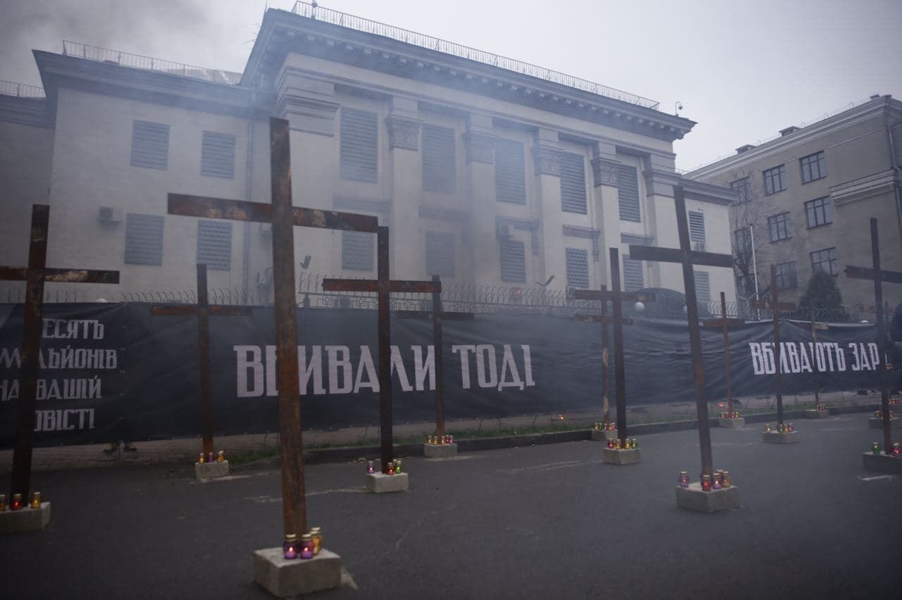 Под зданием установили 33 креста и лампады