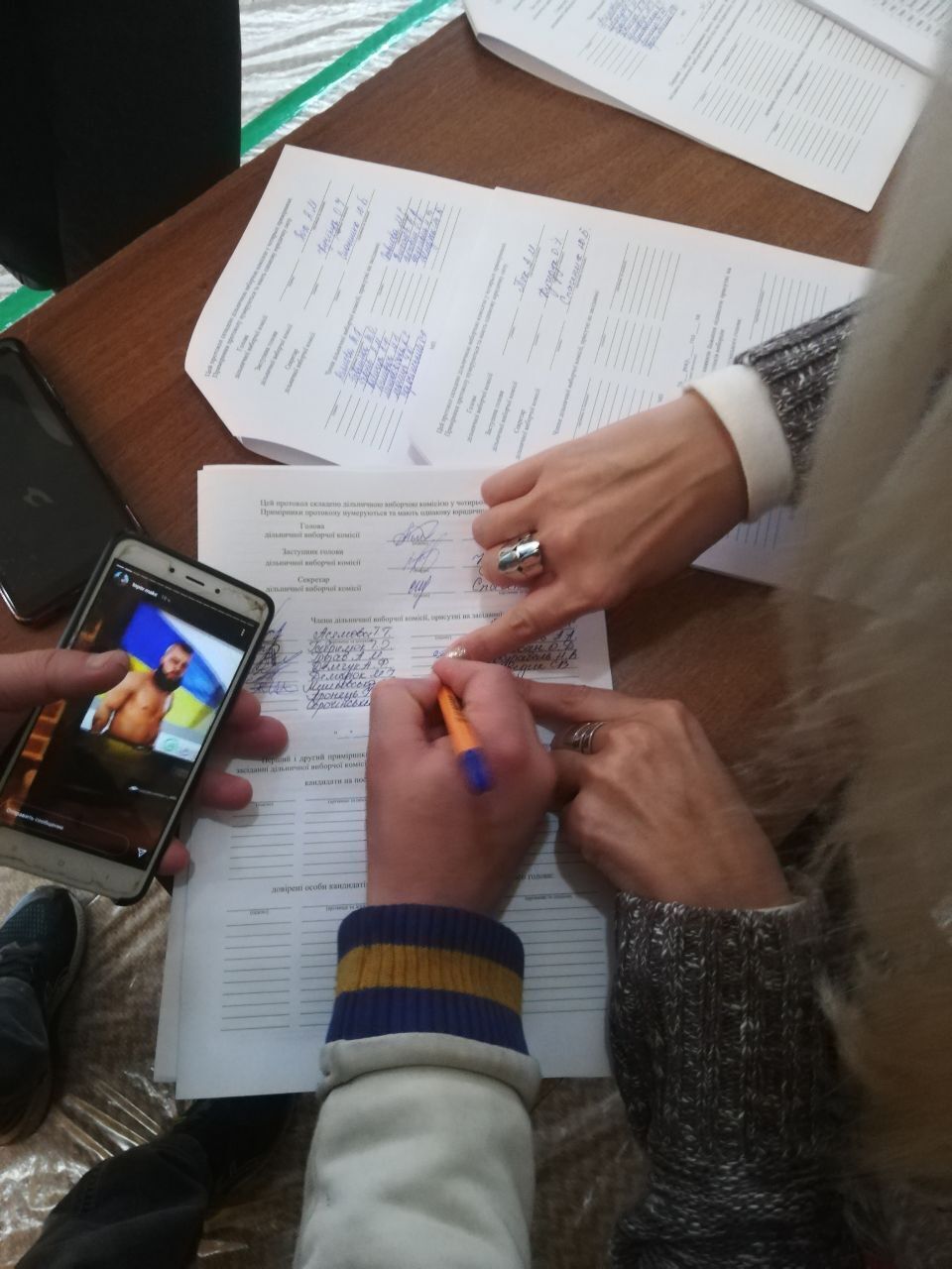 В Черновцах члены УИК заполнили протокол подсчета голосов dqxikeidqxitkant