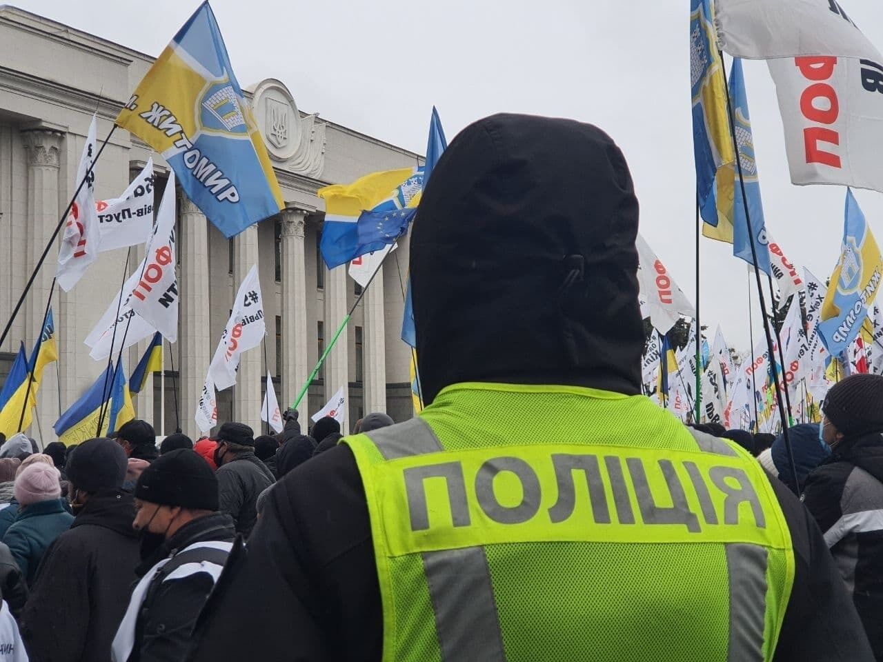Полиция охраняет митинг.