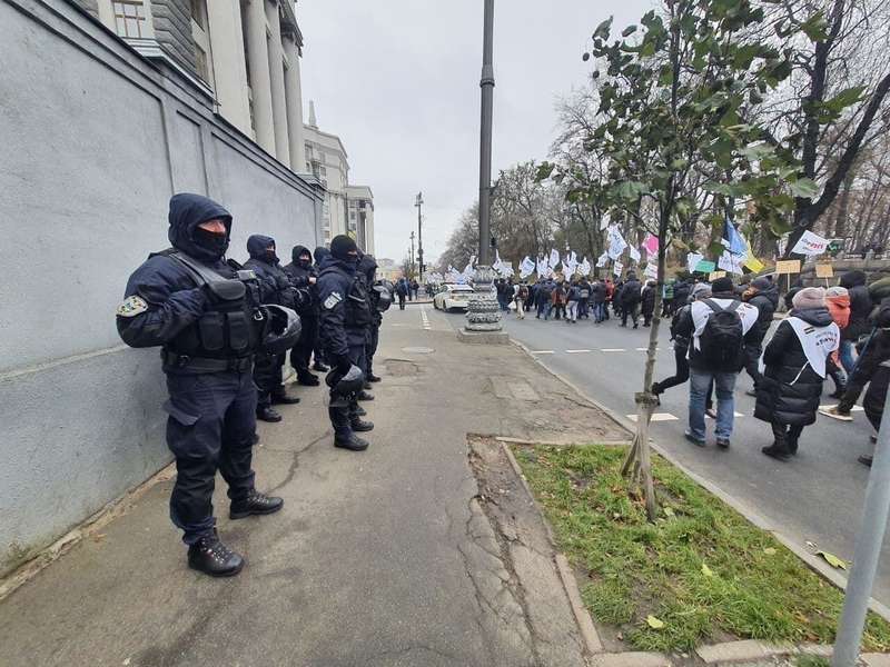 Митинг охраняют правоохранители.