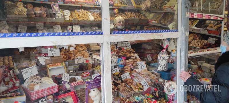 Продавцы носят маски с нарушениями.