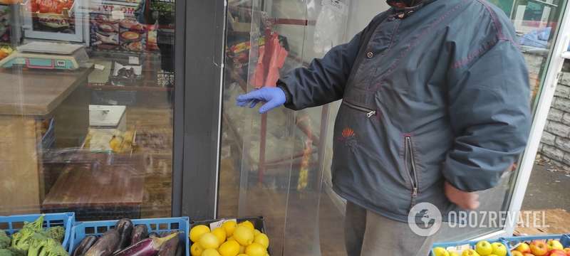 Некоторые продавцы носят одну перчатку.