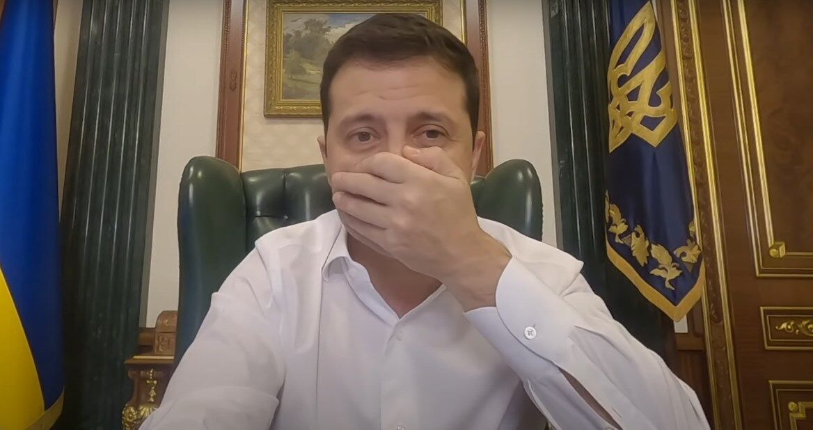 Зеленский показывает, как правильно носить маски.