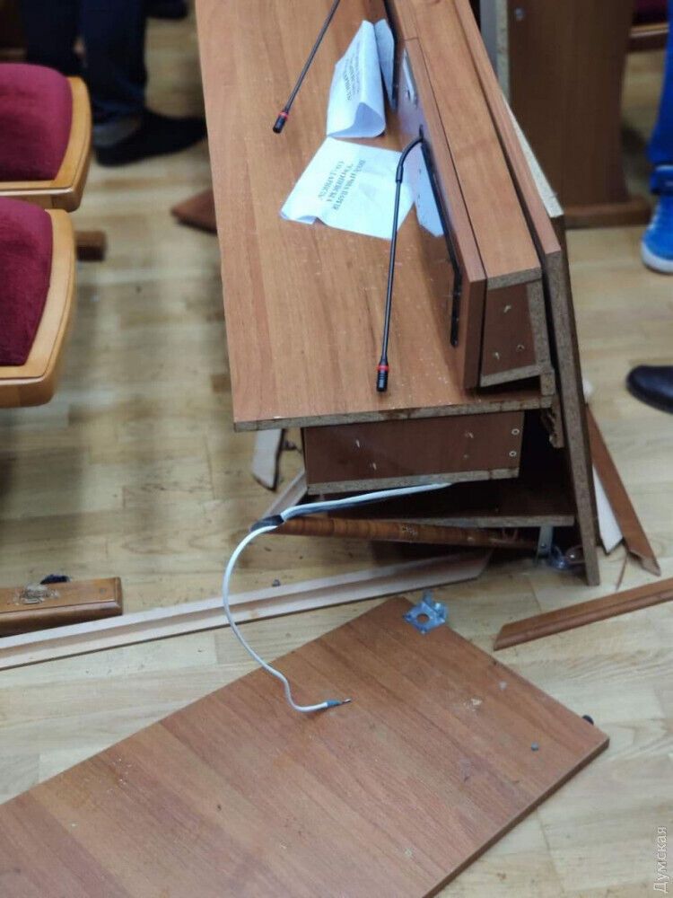 Поломанные столы