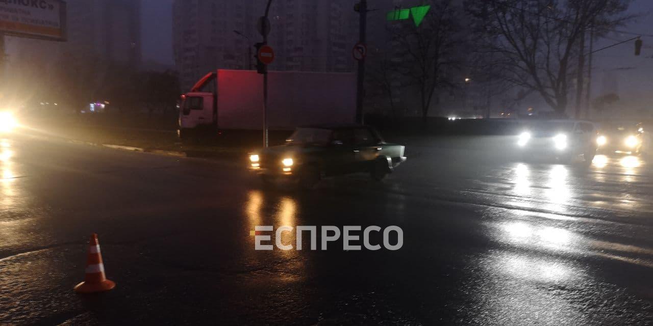 В Киеве грузовик столкнулся с грузовиком, есть пострадавшие. Фото: espreso.tv dqxikeidqxiqqeant