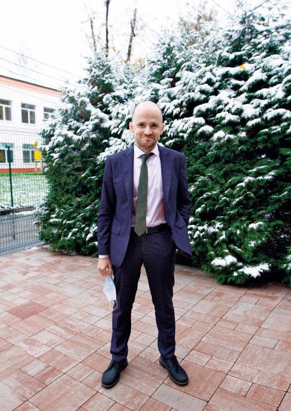 Олександр ЛІНЧЕВСЬКИЙ, 45 років, торакальний хірург. Народився 25 жовтня 1975-го в Києві. Батько був математиком, працював в інституті кібернетики. Мати – економістка, викладачка. Закінчив Національний медичний університет імені Олександра Богомольця. 20 років працював хірургом у відділенні політравми Київської клінічної лікарні №17. У 2013–2014 роках оперував поранених учасників Революції гідності, налагодив систему взаємодії з волонтерами. Учасник бойових дій на Донбасі. Нагороджений орденом ”За мужність”. Має відзнаку президента України ”За участь в антитерористичній операції”. У 2014–2016 роках був медичним директором громадського об’єднання ”Захист патріотів”. Розвивав тактичну медицину в Україні, організовував курси для бійців ”Медик військ спеціального призначення”. Заступник міністра охорони здоров’я України в 2016–2019 роках. Відповідав за реформи медичної освіти й екстреної медичної допомоги, роботу Директорату медичних послуг. – Non, je ne regrette rien, – говорить про ті часи, з французької – ”Ні, я ні про що не шкодую”. Перший заступник генерального директора клініки ”Оберіг”. Розлучений. Має синів 7-річного Тараса і Григорія, 11 років. Прочитав усі твори Стефана Цвейґа. Подобаються українські письменники Юрій Андрухович, Юрій Іздрик. Слухає композиторів Кореллі, Генделя, Баха, Моцарта, Бетховена, Паганіні. А також ”Піккардійську терцію”, британський рок-гурт Muse та київський джазовий колектив Lush Life. Грає на скрипці dqxikeidqxiqqeant