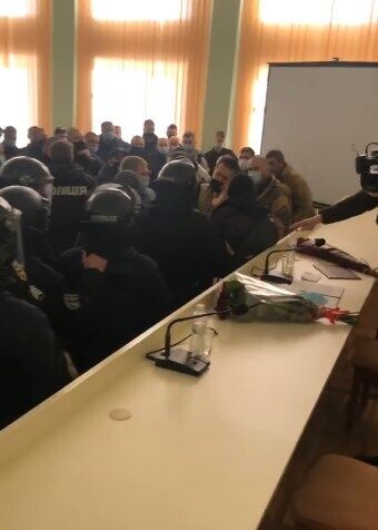 В инцидент вмешались правоохранители.