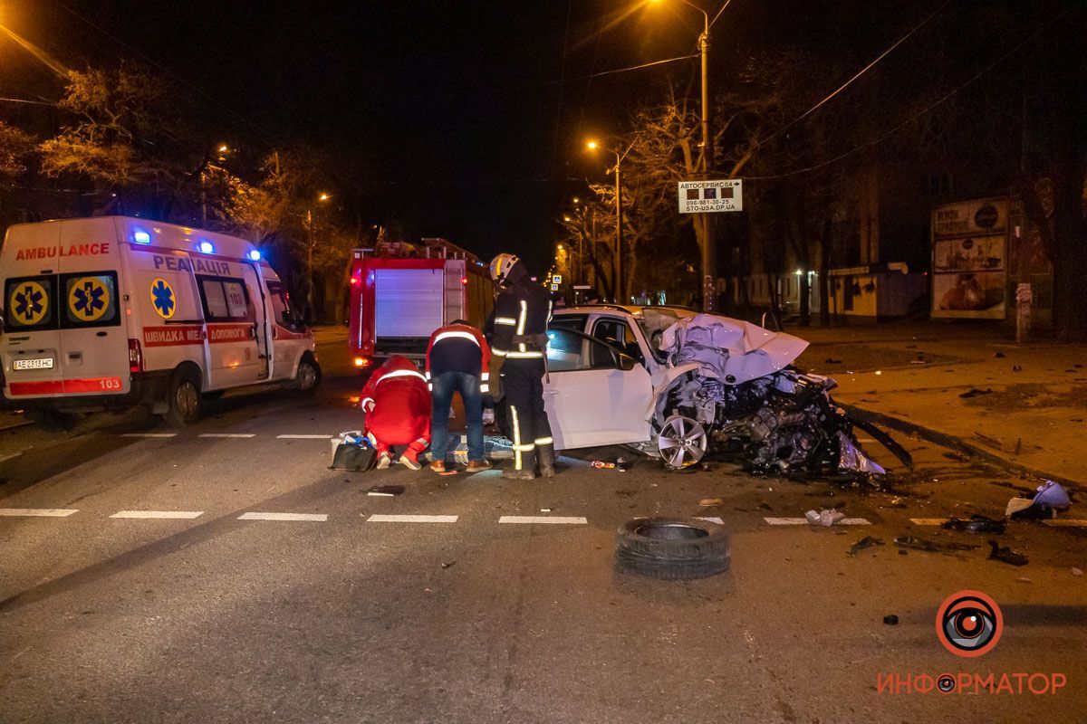 Машина влетела в столб.