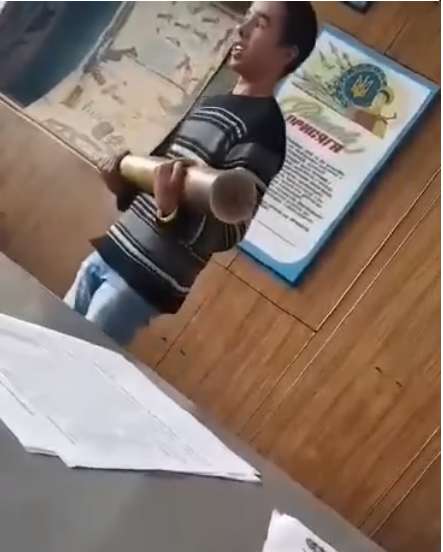 За опоздание ученик приседает с муляжом снаряда dqxikeidqxiqqeant