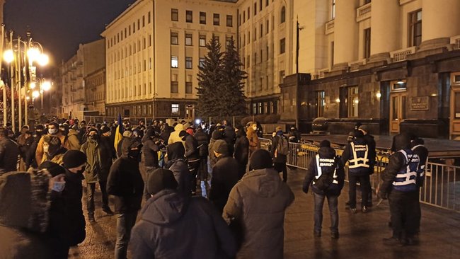 Возле Офиса Зеленского прошла акция Дезинфекция с требованием уволить Татарова, Ермака и Венедиктову 02 Возле Офиса Зеленского прошла акция Дезинфекция с требованием уволить Татарова, Ермака и Венедиктову 02 dqxikeidqxitkant