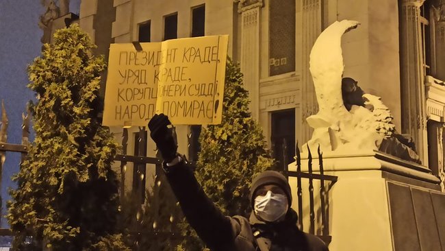 Возле Офиса Зеленского прошла акция Дезинфекция с требованием уволить Татарова, Ермака и Венедиктову 04 Возле Офиса Зеленского прошла акция Дезинфекция с требованием уволить Татарова, Ермака и Венедиктову 04