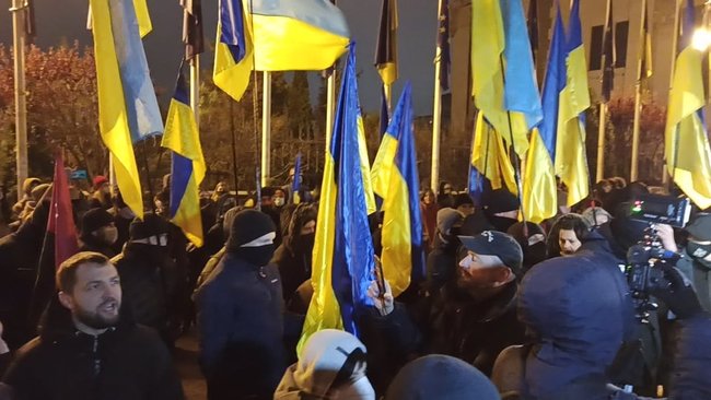 Возле Офиса Зеленского прошла акция Дезинфекция с требованием уволить Татарова, Ермака и Венедиктову 10 Возле Офиса Зеленского прошла акция Дезинфекция с требованием уволить Татарова, Ермака и Венедиктову 10