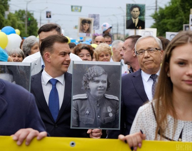 Народний депутат України Костянтин Павлов, зліва, і міський голова Кривого Рогу Юрій Вілкул під час урочистих заходів з нагоди Дня Перемоги біля меморіалу Слави в Кривому Розі, 9 травня 2018 року dqxikeidqxitkant