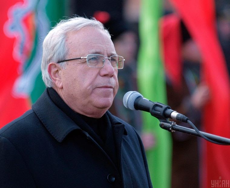 Мер Кривого Рогу Юрій Вілкул під час відкриття першого в Україні пам’ятника українським бійцям, які загинули під час бойових дій на Донбасі