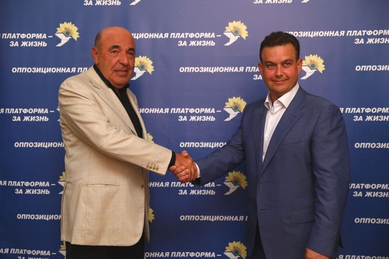 Вадим Рабінович вітає Костянтина Павлова як місцевого керівника ОПЗЖ