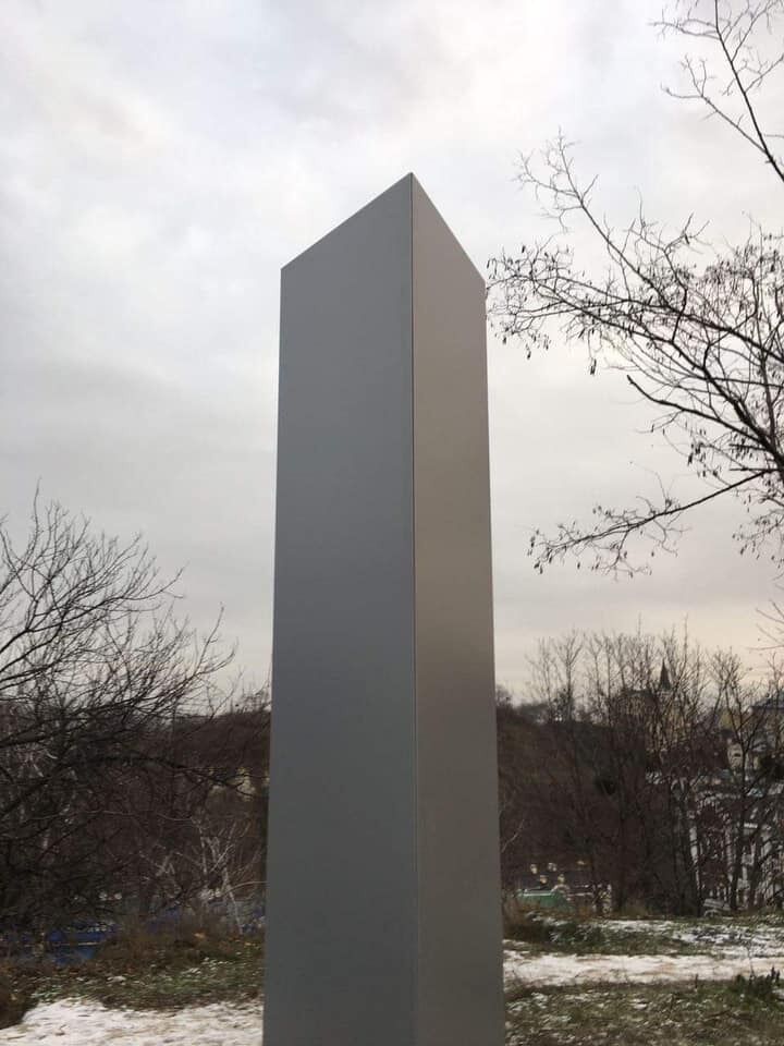 Монолит сделан из матового металла dqxikeidqxiqqeant