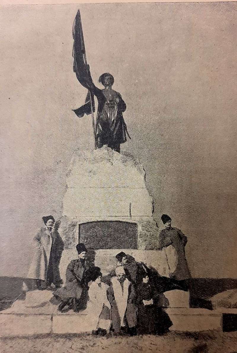 Фото памятника запорожским казакам в Тамани. dqxikeidqxiqqeant