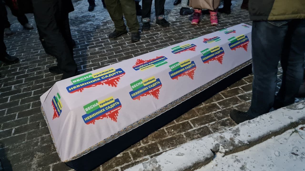 Активисты принесли под ОП гроб dqxikeidqxiqqeant