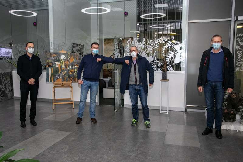 В условия пандемии, Виктор Ляшко и представитель ВОЗ поприветствовали друг-друга прикасанием локтей dqxikeidqxitkant