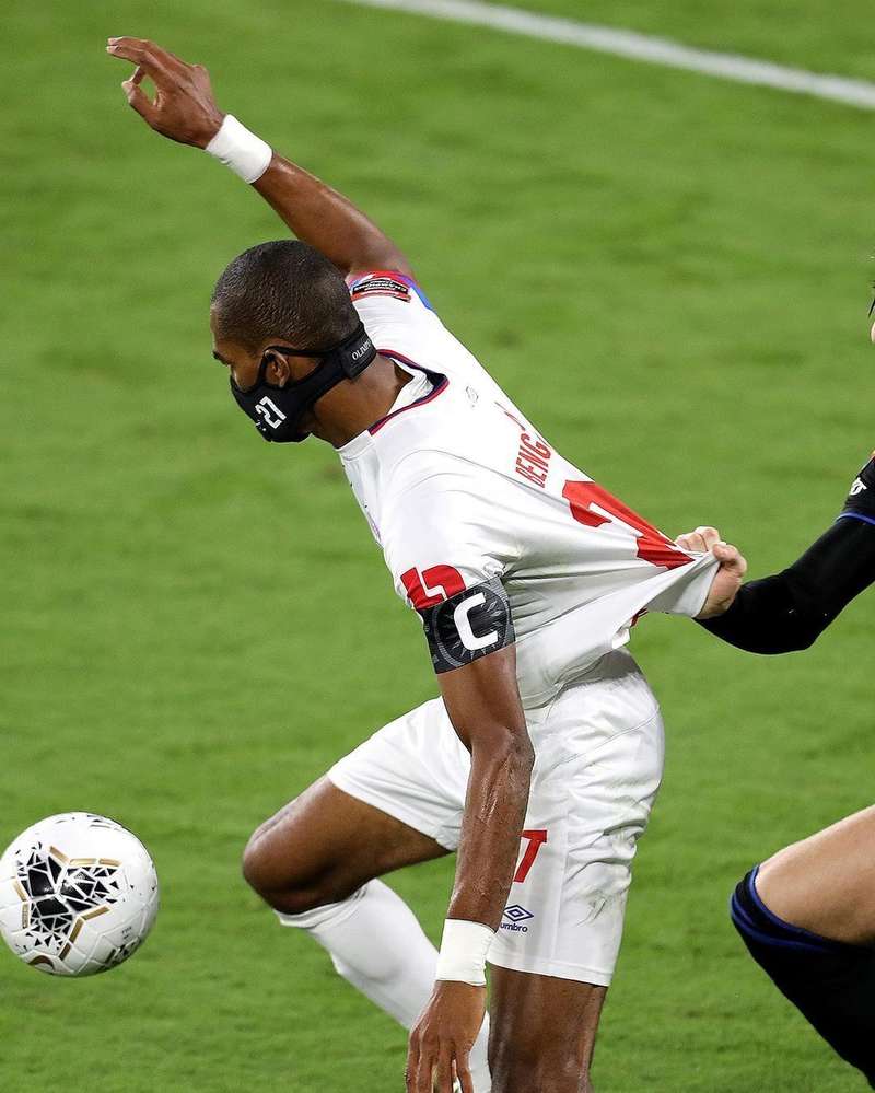 Джерри Бенгтсона схватили за футболку dqxikeidqxiqqeant