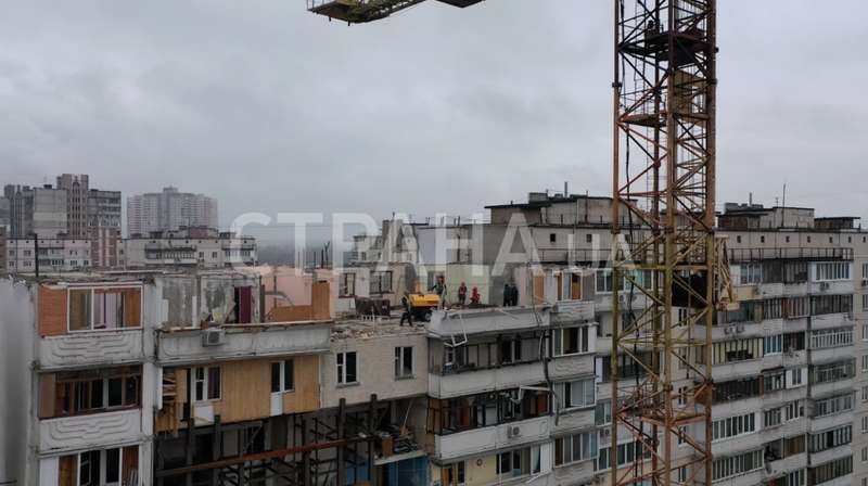 В Дарницком районе начали демонтаж дома. Фото "Страна"