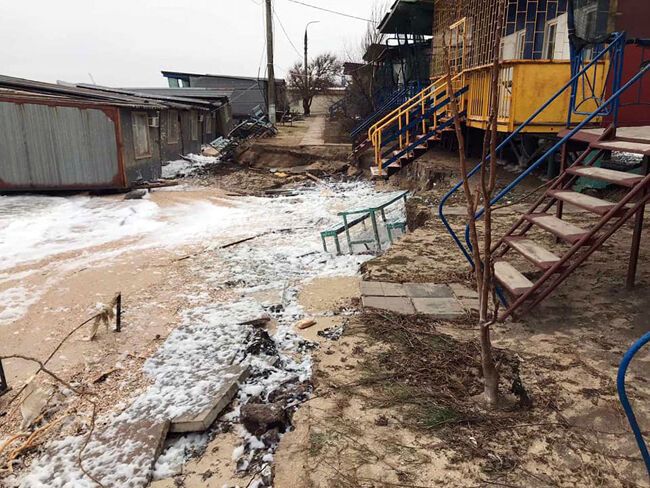 Сильные волны разбили пляж