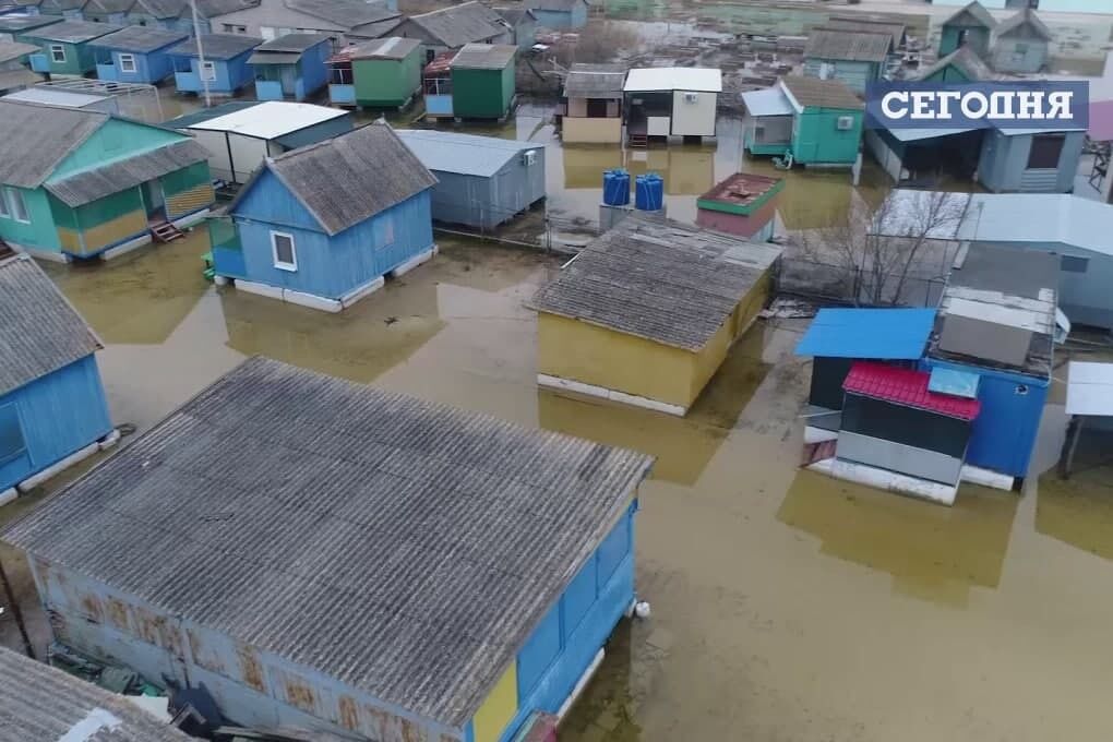 На улицах поселка – много воды