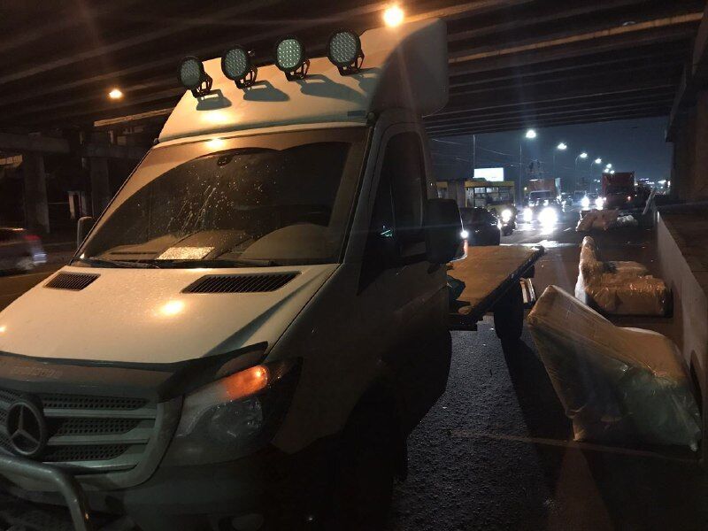 В результате мебель разбросало по дороге