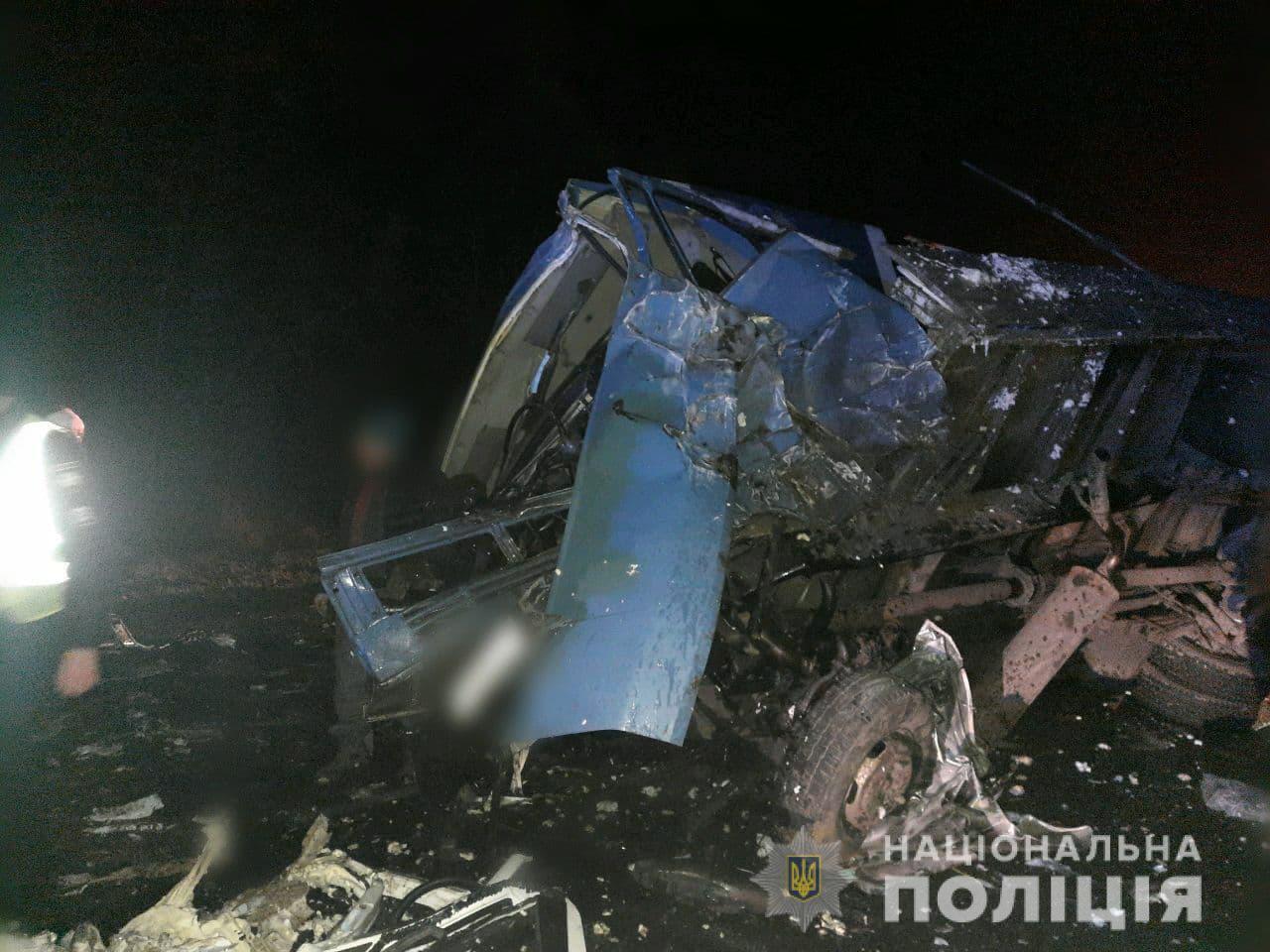 Еще один грузовик перевернулся.