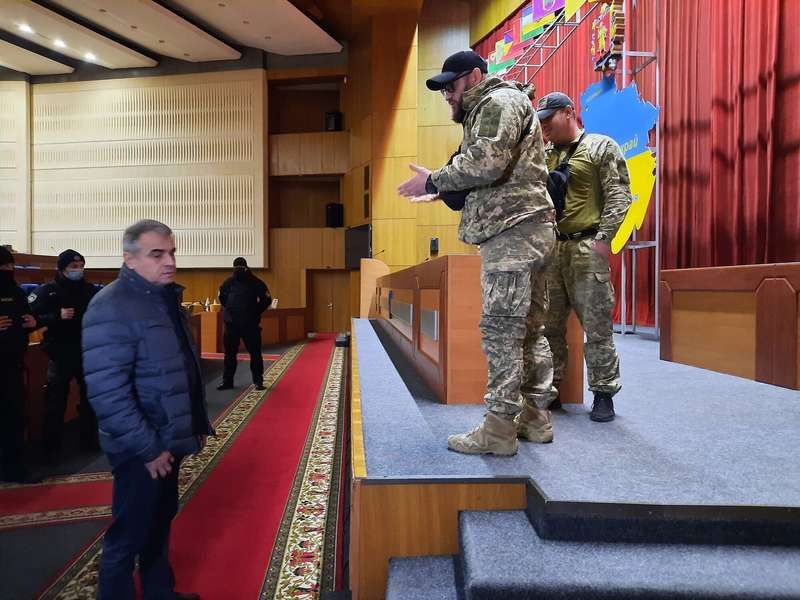 На место прибыли полицейские