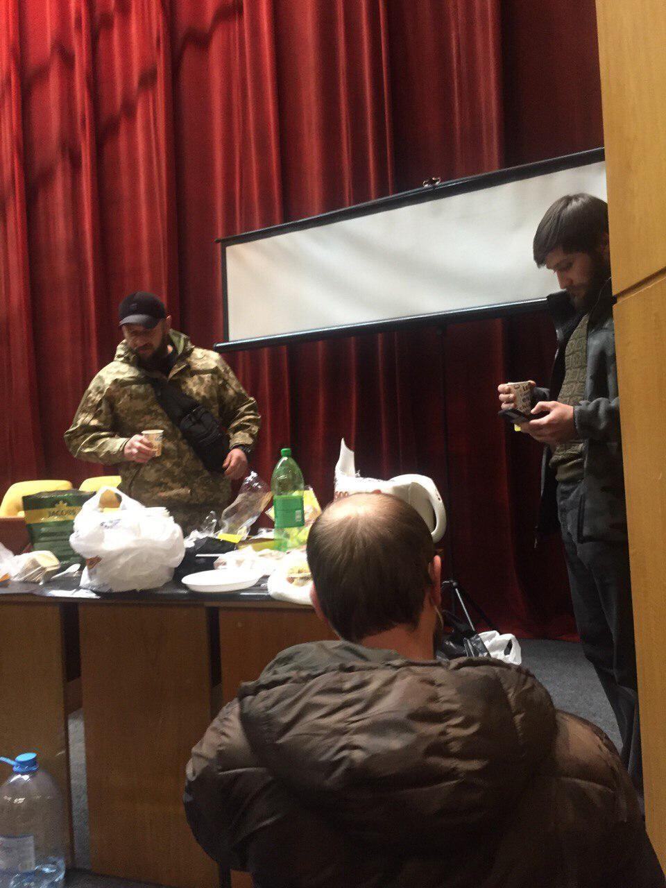 Люди в камуфляже в здании Запорожского облсовета