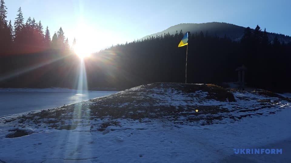 Можно добраться к центальному островку с украинским флагом