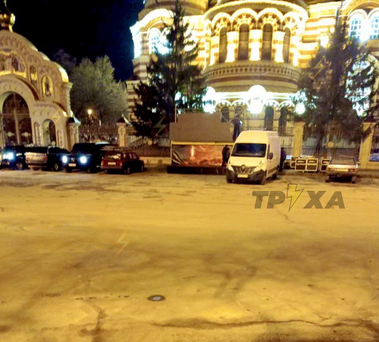 Возле собора устанавливают большой экран для трансляции отпевания. dqxikeidqxitkant