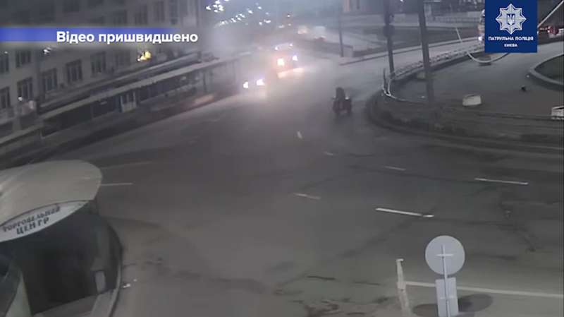 Мужчина пытается уехать после падения dqxikeidqxiqqeant