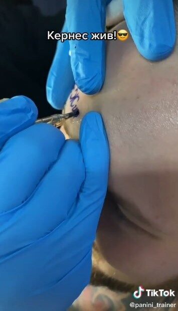 Процесс создания татуировки в честь Кернеса. dqxikeidqxitkant