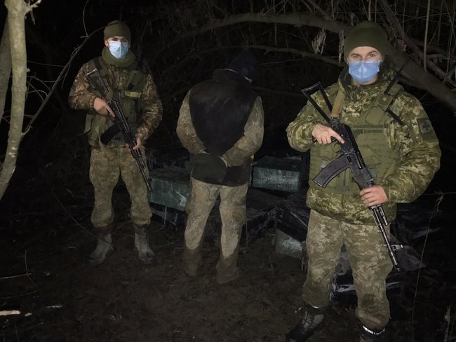 Пресечена попытка переправки 14 тыс. пачек контрабандных сигарет в Румынию, - Госпогранслужба 01 Пресечена попытка переправки 14 тыс. пачек контрабандных сигарет в Румынию, - Госпогранслужба 01 dqxikeidqxiqxxant