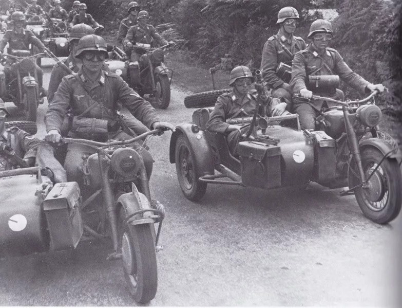 На изображении может находиться: один или несколько человек, люди сидят и на улице dqxikeidqxitkant