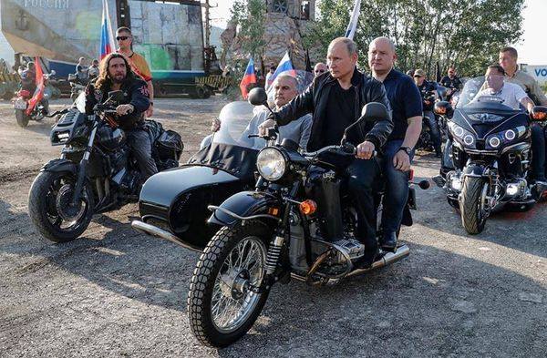 На изображении может находиться: 2 человека, мотоцикл и на улице