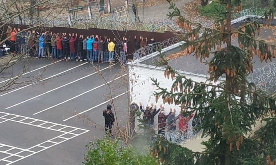 На изображении может находиться: один или несколько человек, дерево и на улице