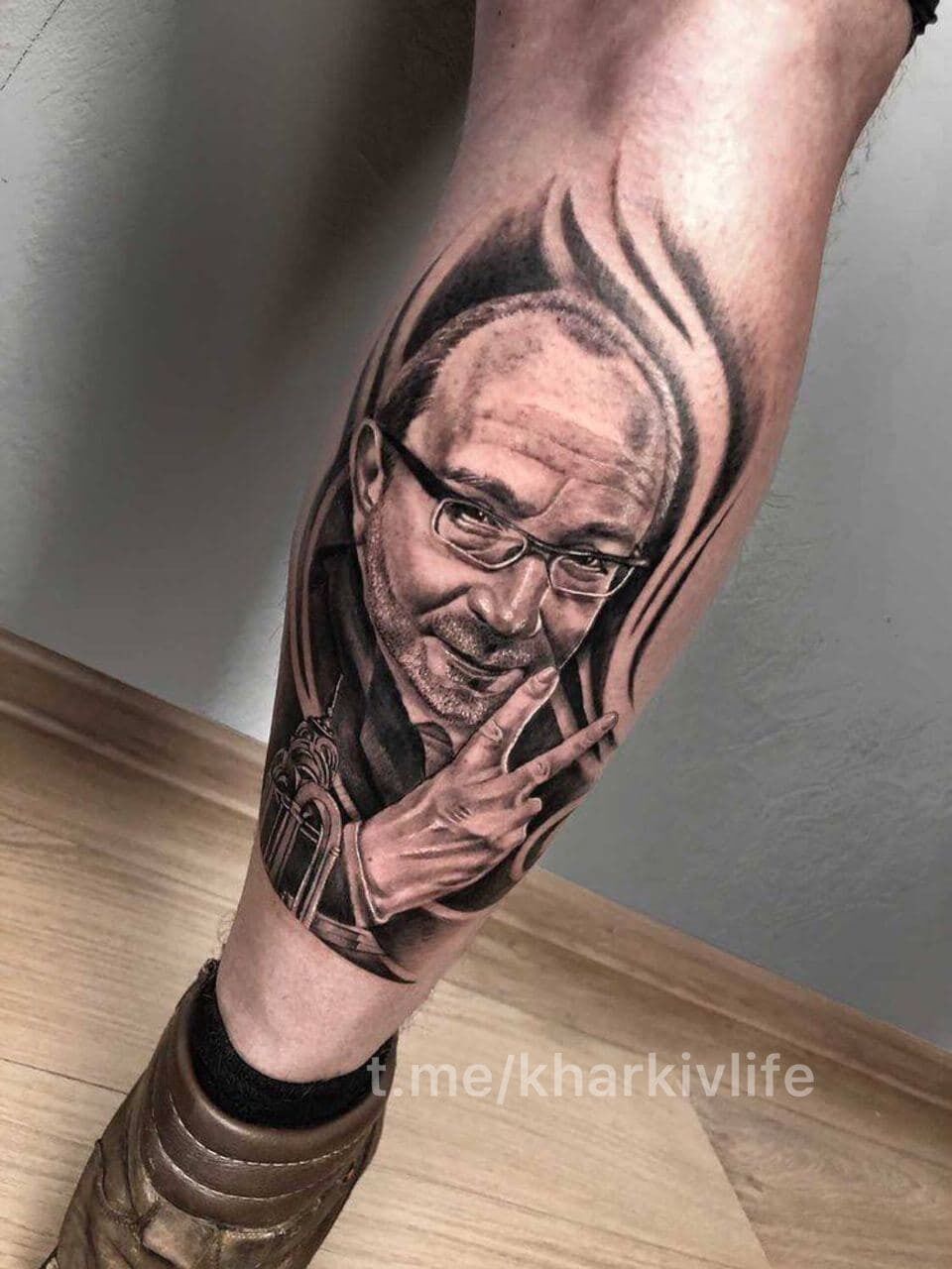 Парень сделал тату с изображением Кернеса на голени. dqxikeidqxitkant