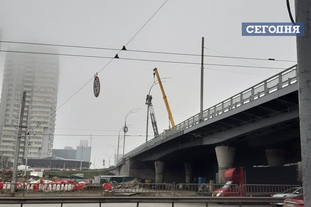 Коммунальщики начали устанавливать фонари. dqxikeidqxitkant